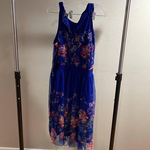 Dress - Picture 2 of 3